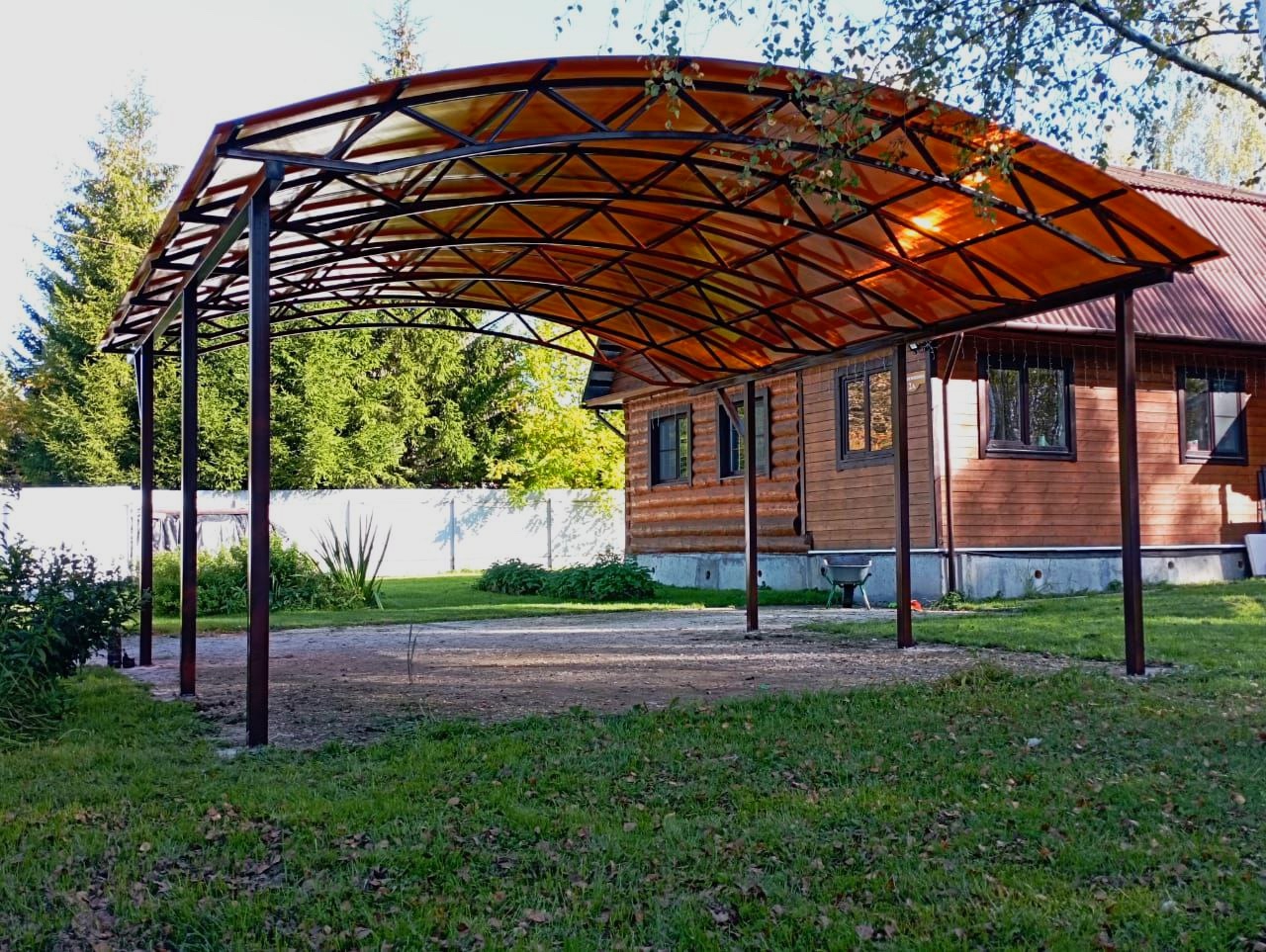 Односкатный автонавес из поликарбоната в стиле хай-тек для автомобиля