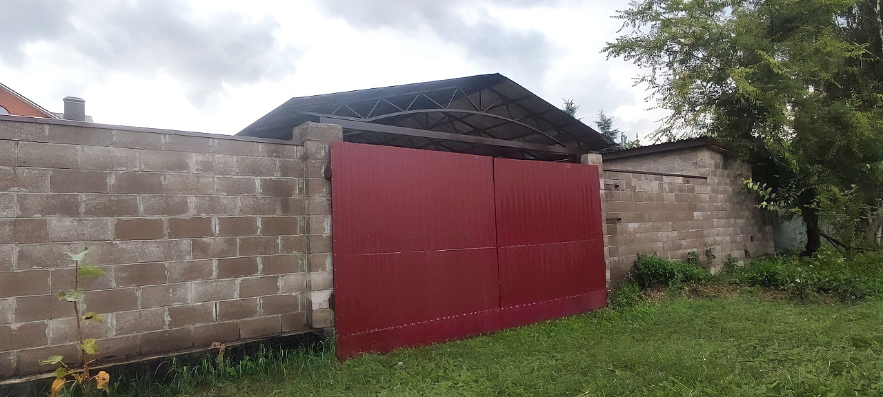 Двускатный навес с поликарбонатом для автомобиля Полузакрытый навес с крышей из поликарбоната