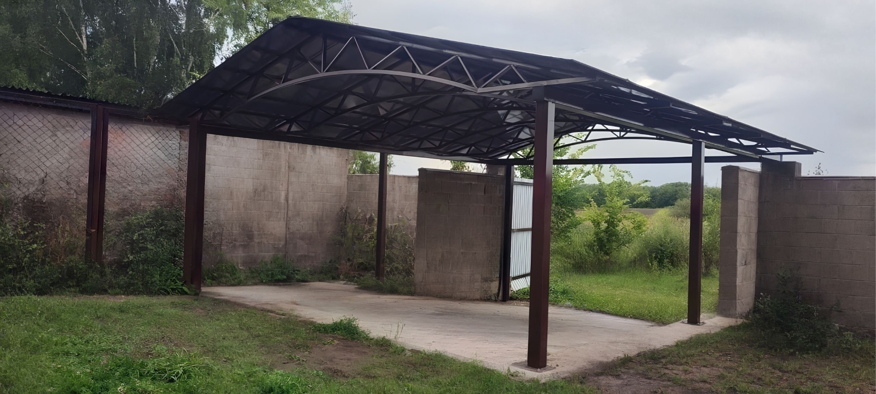 Односкатный автонавес из поликарбоната в стиле хай-тек для автомобиля с закрытыми боковинами