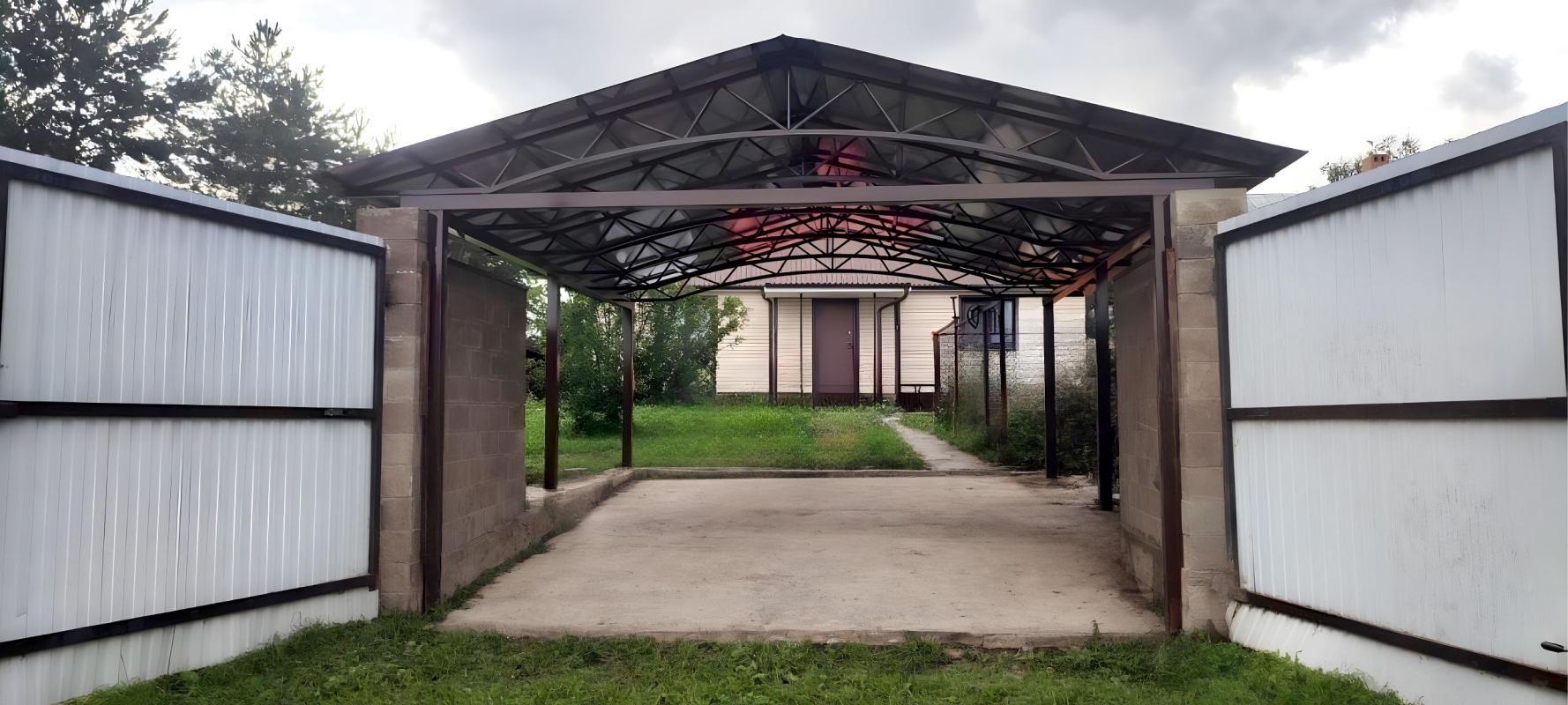 Двускатный навес с поликарбонатом для автомобиля Полузакрытый навес с крышей из поликарбоната