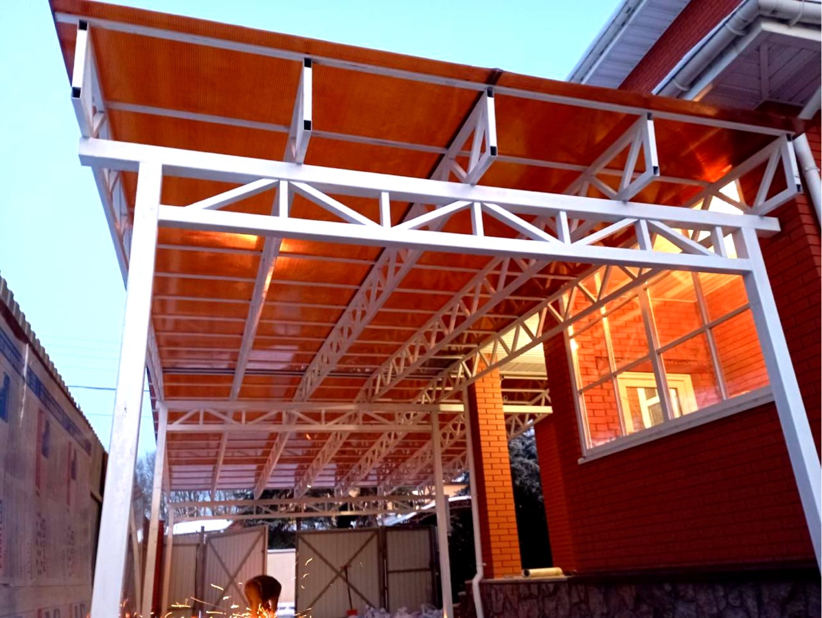 Односкатный автонавес из поликарбоната в стиле хай-тек для автомобиля