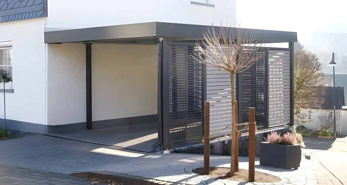 Современный автонавес с крышей из поликарбоната Полузакрытый навес с крышей из поликарбоната